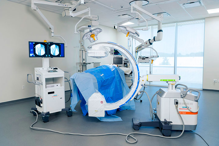 simulation operating room filled with medical equipment and manikin