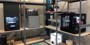 3D printers on shelves